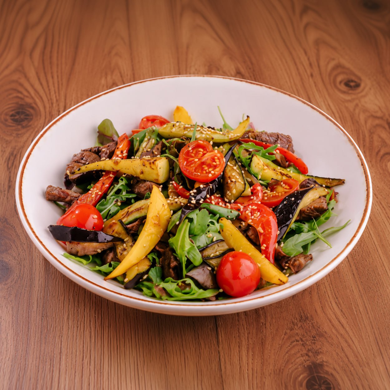 Salată caldă cu obrăjori de vițel și legume la grătar