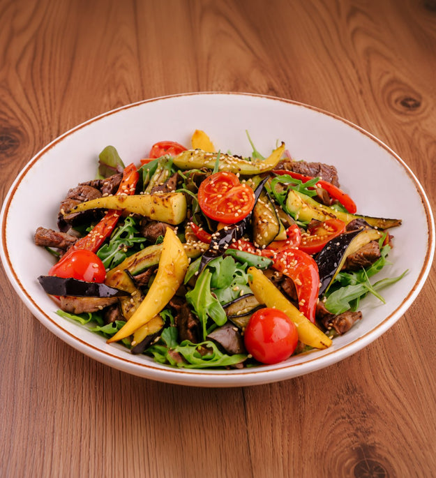 Salată caldă cu obrăjori de vițel și legume la grătar
