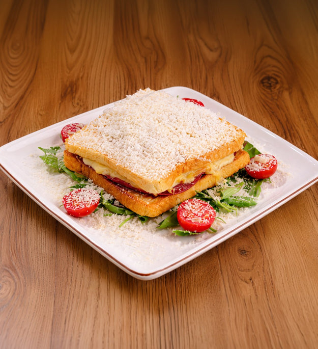 Sandwich cu șuncă, scramble și mozzarella